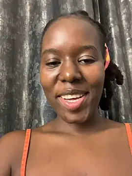 Lushlola254 online show from May 17, 8:05 pm