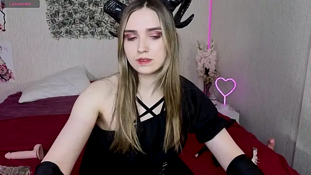 Snapshot of NocturneHuntress chatting on June 4, 7:25 am NocturneHuntress online show from June 4, 7:25 am