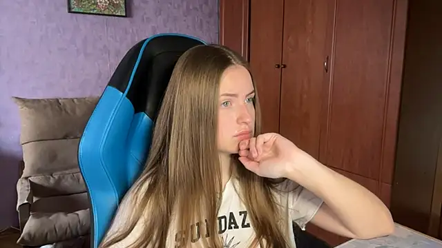 Snapshot of SilkSinner_ chatting on June 18, 11:36 am SilkSinner online show from June 18, 11:36 am