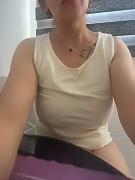 Hot-Milf4U online show from July 16, 5:35 am