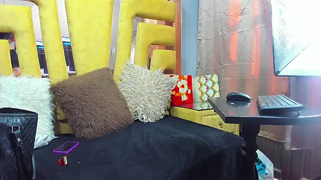 Snapshot of VikyThomsonn chatting on June 28, 1:17 pm VikyThomsonn online show from June 28, 1:17 pm