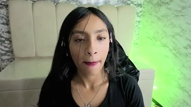 Snapshot of Adarasuri_v chatting on June 11, 3:04 am Adarasuri v online show from June 11, 3:04 am