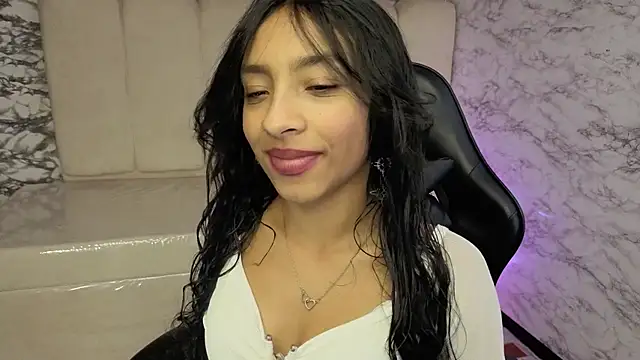 Snapshot of Adarasuri_v chatting on June 12, 2:54 am Adarasuri v online show from June 12, 2:54 am
