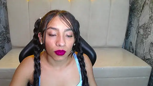 Snapshot of Adarasuri_v chatting on June 26, 3:11 am Adarasuri v online show from June 26, 3:11 am