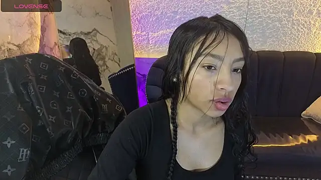 Snapshot of Adarasuri_v chatting on July 5, 12:23 pm Adarasuri v online show from July 5, 12:23 pm