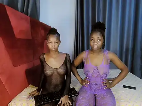  baddiedoll  online show from July 4, 3:07 pm