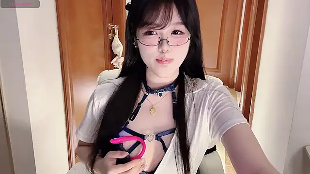 Snapshot of April_UU chatting on July 7, 10:08 am April UU online show from July 7, 10:08 am