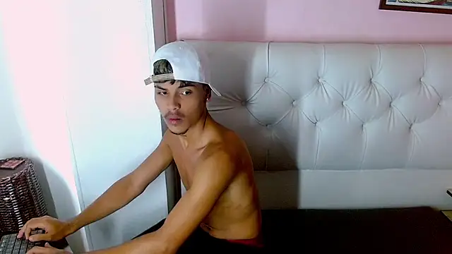 Snapshot of Angel_foxc13 chatting on June 12, 4:39 pm Angel foxc13 online show from June 12, 4:39 pm