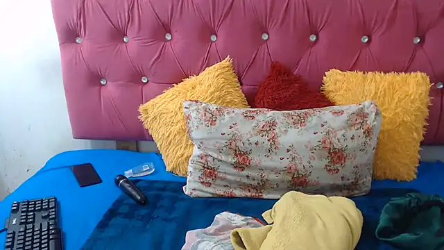 Snapshot of PEACHESX25x chatting on July 6, 4:31 pm PEACHESX25x online show from July 6, 4:31 pm