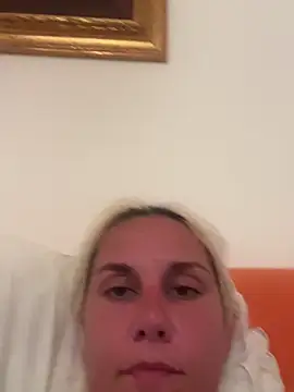Snapshot of Sofia_beee chatting on July 3, 9:21 pm Sofia beee online show from July 3, 9:21 pm