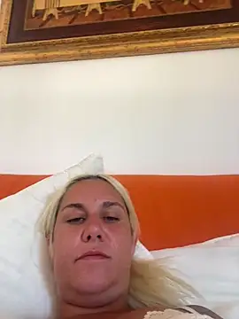 Snapshot of Sofia_beee chatting on July 5, 10:11 am Sofia beee online show from July 5, 10:11 am