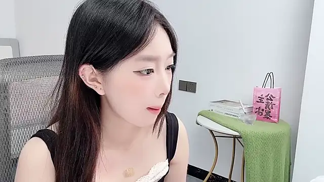 Yoyo33355 online show from June 19, 3:22 am