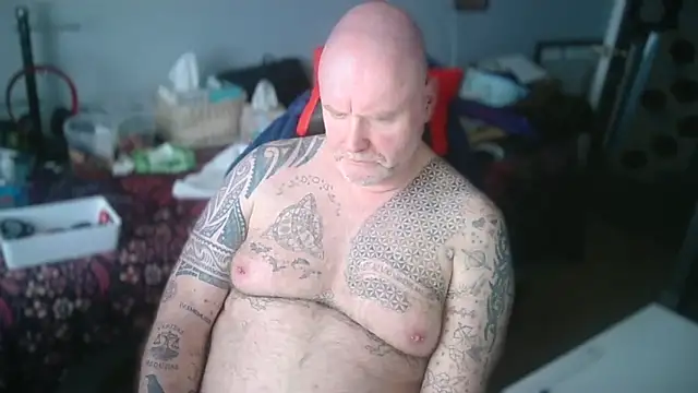 Snapshot of Tattooed_Dilf_01 chatting on May 30, 2:14 pm Tattooed Dilf 01 online show from May 30, 2:14 pm