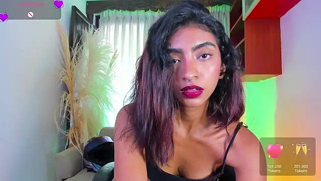 Snapshot of HottieVeroo_ chatting on July 25, 8:17 pm HottieVeroo online show from July 25, 8:17 pm