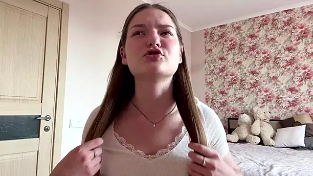 Snapshot of lizzzanatooo chatting on June 15, 3:03 pm lizzzanatooo online show from June 15, 3:03 pm