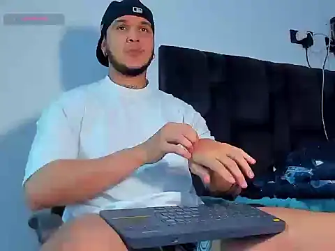 Snapshot of jacob_lautnerr chatting on June 19, 10:24 pm jacob lautnerr online show from June 19, 10:24 pm