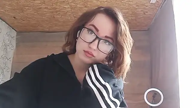 OliviaMoment online show from June 18, 8:03 am