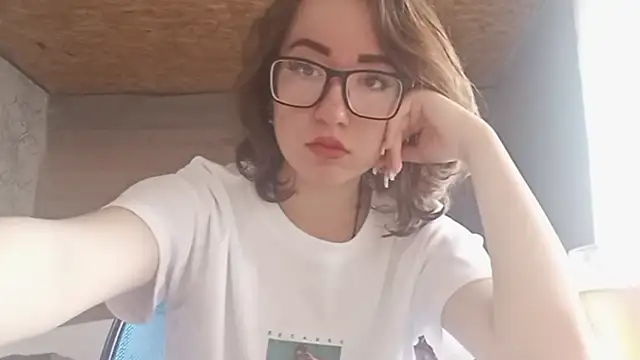 OliviaMoment online show from June 21, 8:06 am