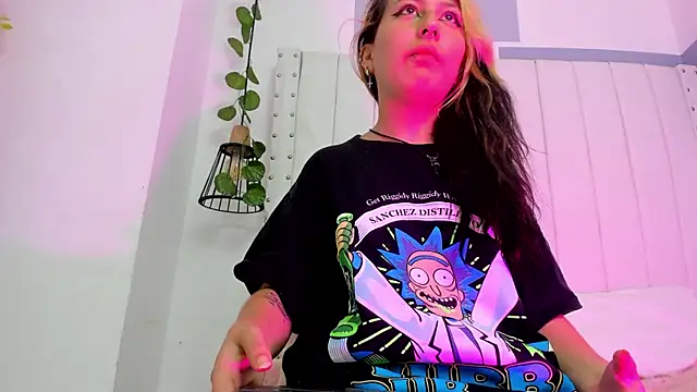 Snapshot of BellaJonnson chatting on June 13, 1:31 pm BellaJonnson online show from June 13, 1:31 pm