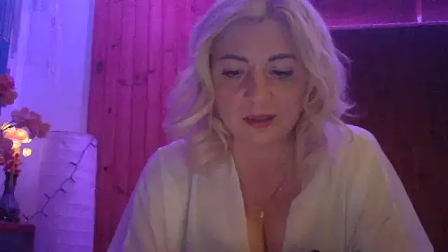Snapshot of LunaaKiss chatting on June 1, 10:11 pm LunaaKiss online show from June 1, 10:11 pm