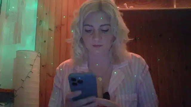 Snapshot of LunaaKiss chatting on June 3, 10:15 pm LunaaKiss online show from June 3, 10:15 pm