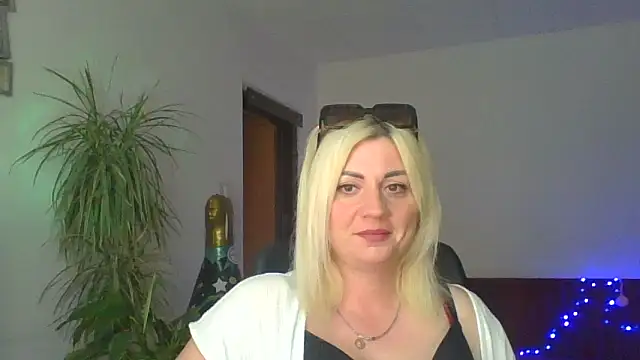 Snapshot of LunaaKiss chatting on July 28, 5:23 pm LunaaKiss online show from July 28, 5:23 pm