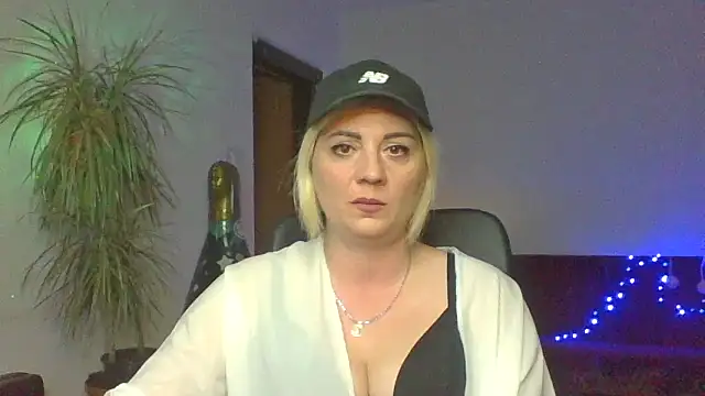 Snapshot of LunaaKiss chatting on August 7, 7:49 pm LunaaKiss online show from August 7, 7:49 pm