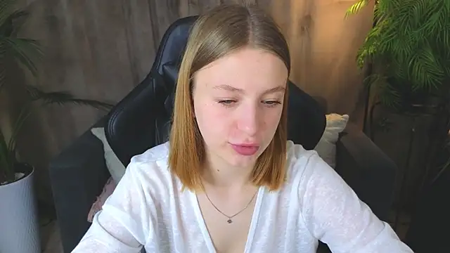 Snapshot of BeatriceLoven chatting on June 27, 7:13 am BeatriceLoven online show from June 27, 7:13 am
