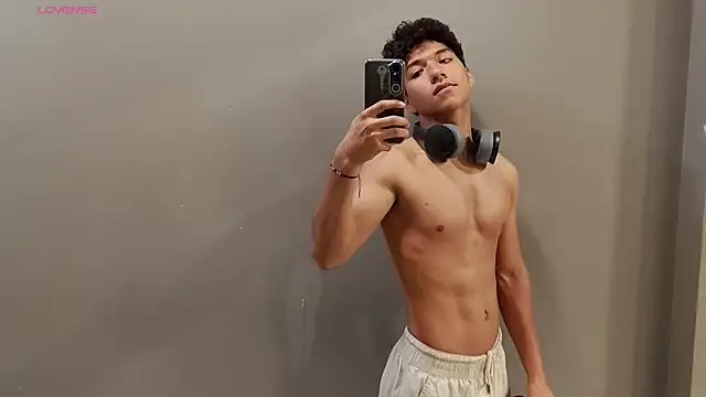 Snapshot of Maximiliano_Young chatting on July 14, 12:33 pm Maximiliano Young online show from July 14, 12:33 pm