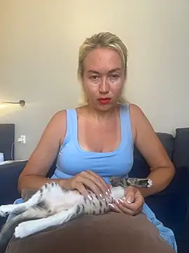 Amanda Seyfried online show from July 12, 1:24 pm