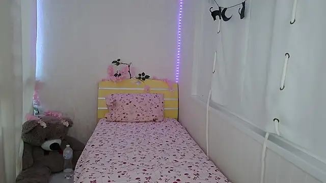 EmyHills online show from June 14, 3:58 pm