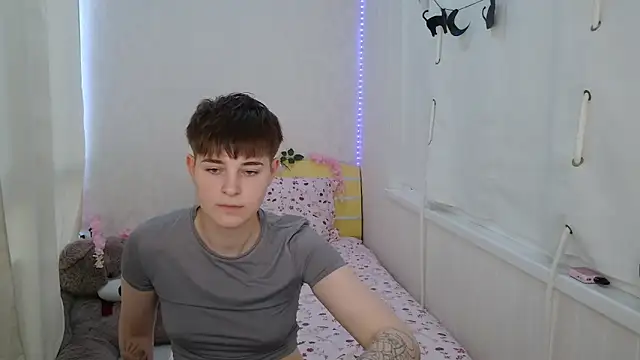 EmyHills online show from June 18, 2:32 pm