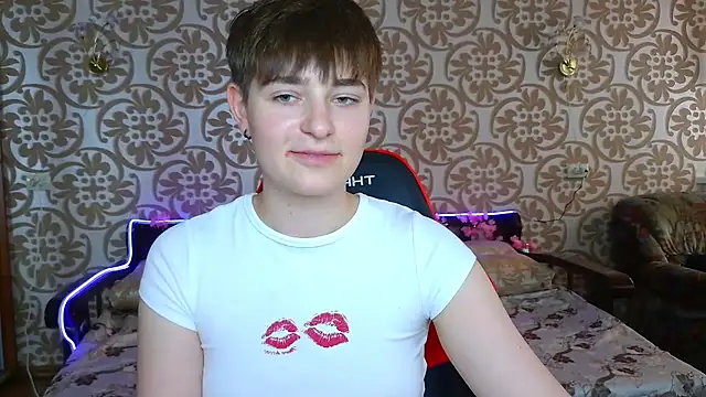 EmyHills online show from July 11, 4:32 pm