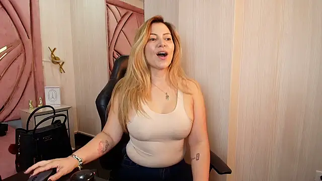 Snapshot of pamelaQenn2 chatting on July 10, 7:49 pm pamelaQenn2 online show from July 10, 7:49 pm