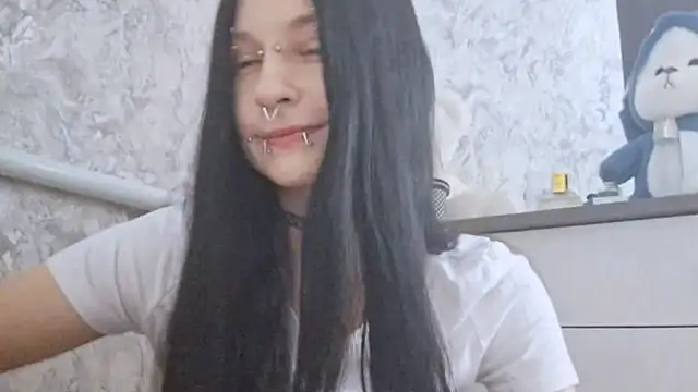 KrissyHiott online show from June 17, 4:04 am