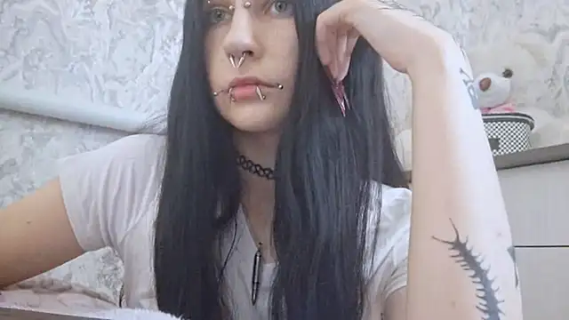 KrissyHiott online show from June 18, 8:25 am
