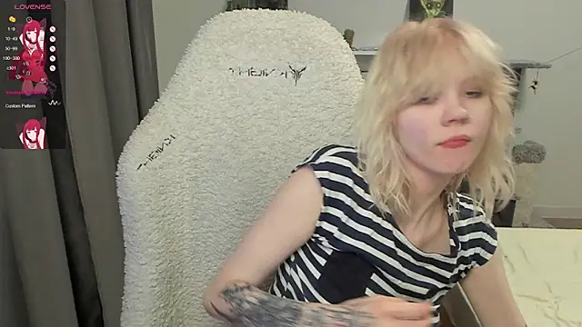 voguecaroline online show from July 17, 9:19 pm