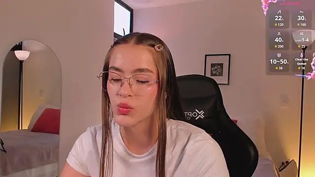 LizzyColins online show from June 26, 6:56 pm