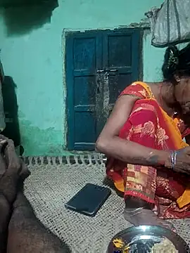 Snapshot of desiwife123coupl chatting on July 23, 5:00 pm desiwife123coupl online show from July 23, 5:00 pm