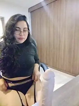 Snapshot of Roxxy_Sade chatting on June 17, 12:02 am Roxxy Sade online show from June 17, 12:02 am