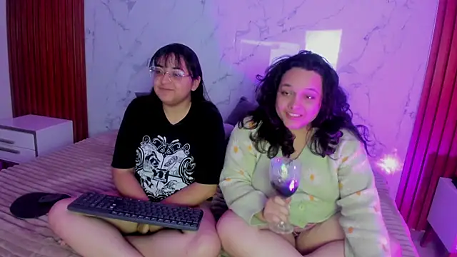 Snapshot of genesis_y_moon chatting on June 21, 3:31 am genesis y moon online show from June 21, 3:31 am