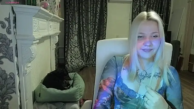 Snapshot of moon__shy chatting on July 28, 7:39 pm moon shy online show from July 28, 7:39 pm