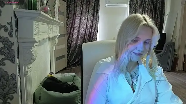 Snapshot of moon__shy chatting on July 29, 8:56 am moon shy online show from July 29, 8:56 am