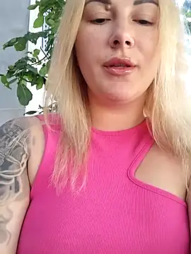 Snapshot of evil_kitty chatting on June 12, 7:07 am evil kitty online show from June 12, 7:07 am