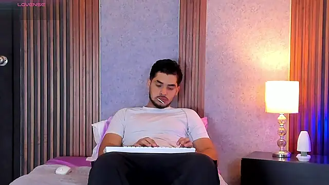 Snapshot of luciano_vitale chatting on July 10, 12:41 pm luciano vitale online show from July 10, 12:41 pm