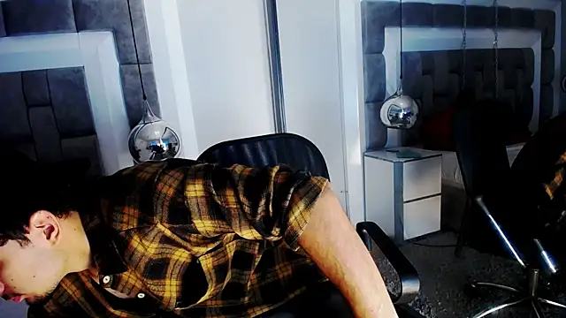 Snapshot of LucasThomson_ chatting on June 18, 4:02 am LucasThomson online show from June 18, 4:02 am