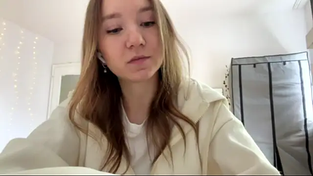 smalllisa online show from June 4, 9:04 am