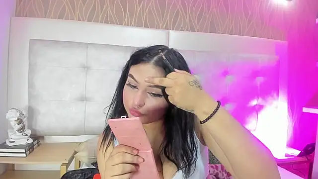 Snapshot of NaomiWhite_ chatting on July 18, 8:12 pm NaomiWhite online show from July 18, 8:12 pm
