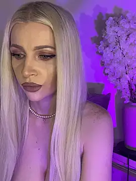 Snapshot of JulliaAly chatting on June 9, 7:36 pm JulliaAly online show from June 9, 7:36 pm