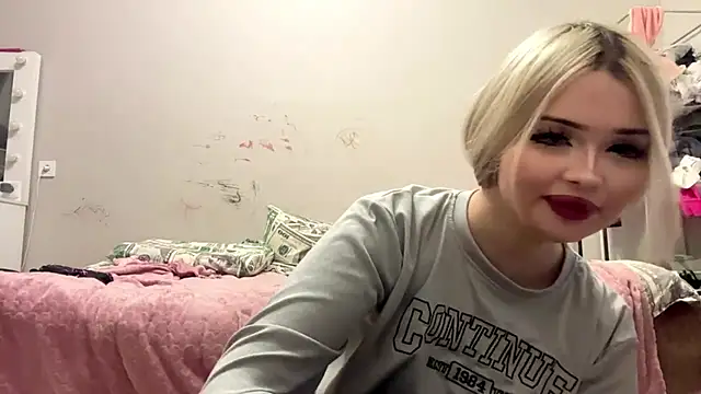 moonluv33 online show from June 12, 2:05 pm